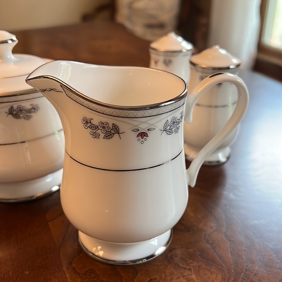 Gorham Serena Creamer, Sugar bowl with lid, Salt and Pepper Shakers. Fine China. - Picture 9 of 12